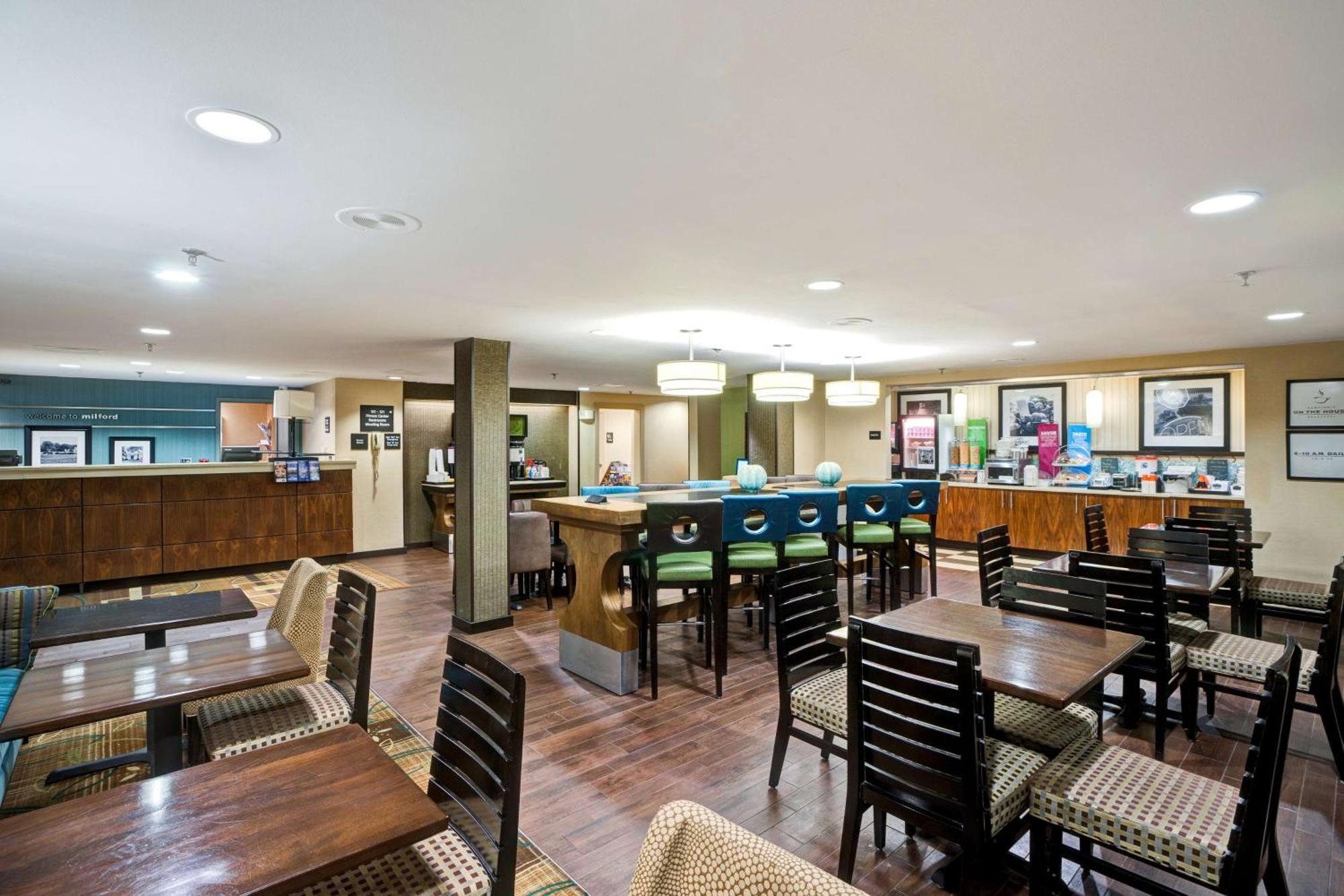 Hampton Inn By Hilton Milford Exterior photo