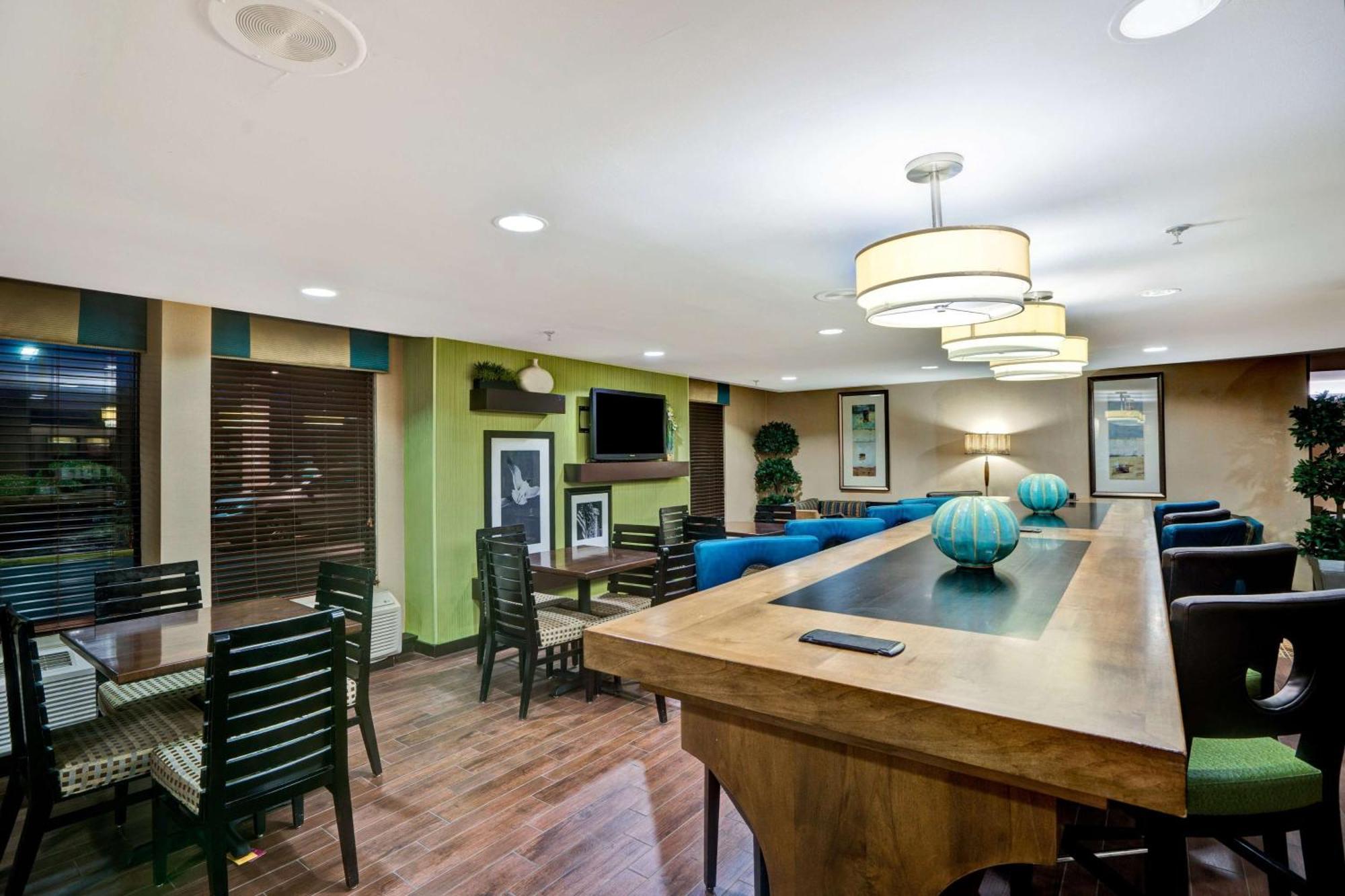 Hampton Inn By Hilton Milford Exterior photo